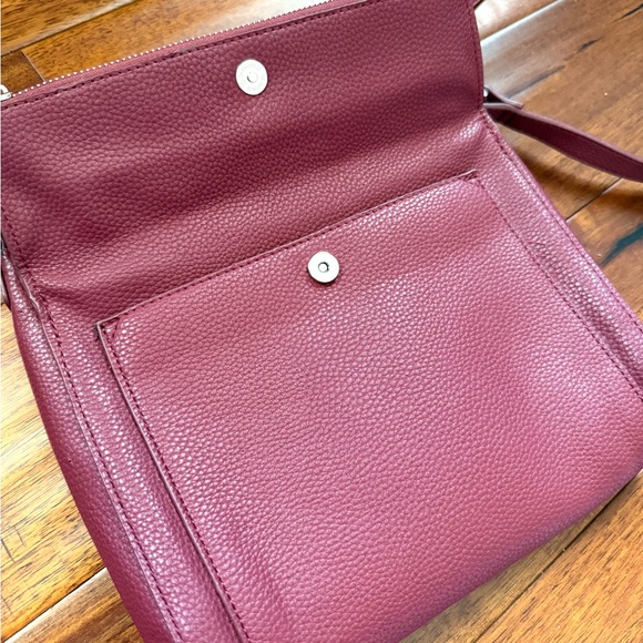 Liz Claiborne small red faux leather crossbody purse bag handbag - Picture 4 of 10